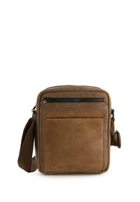 Brun læder crossbody taske med lynlåsåbning i toppen, lomme på fronten, justerbar rem og præget "VENEZIA" logo. Glat tekstur.