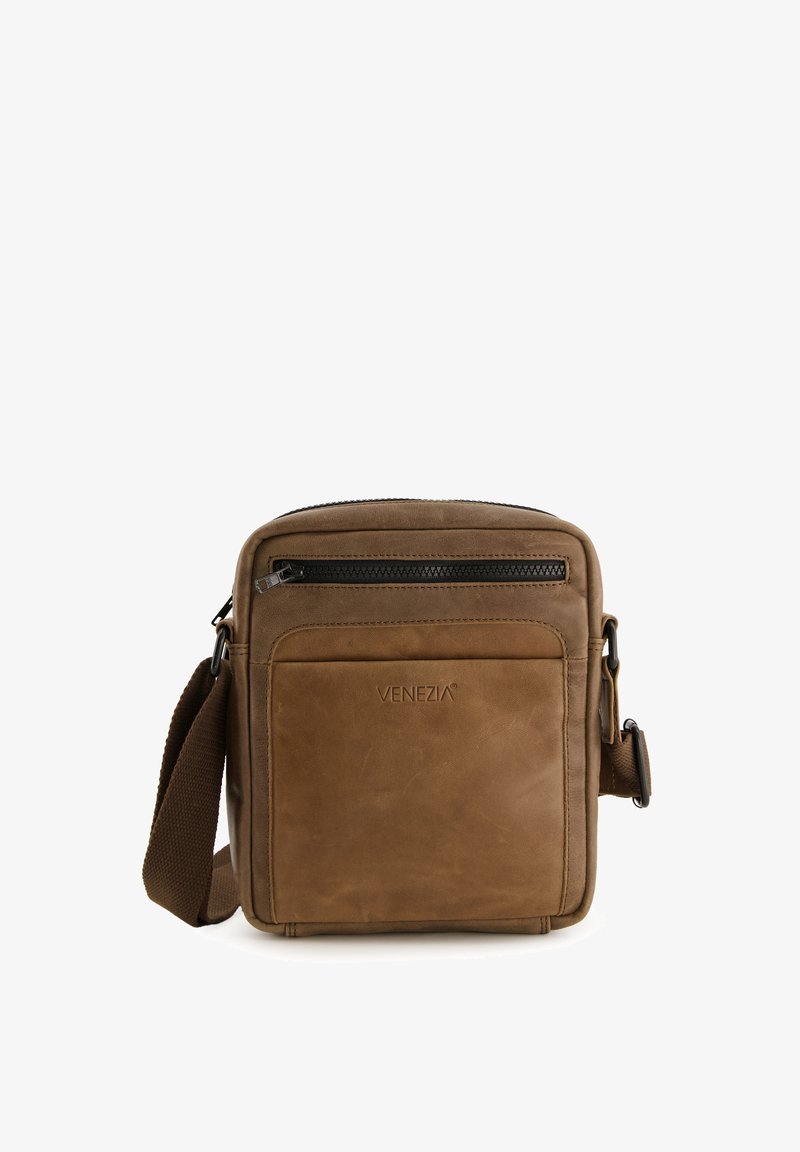 Brun læder crossbody taske med lynlåsåbning i toppen, lomme på fronten, justerbar rem og præget "VENEZIA" logo. Glat tekstur.