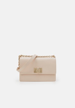 Sac bandoulière en cuir beige avec bandoulière chaîne dorée et fermoir rectangulaire doré sur le rabat avant.
