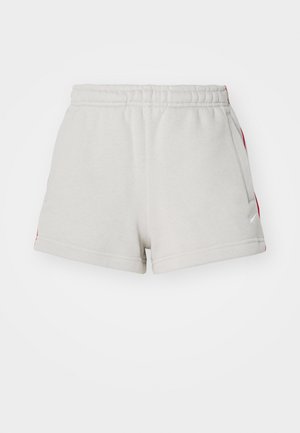 Grå bomuldsshorts med snor i taljen, sidelommer og røde dekorpaneler. Har et lille hvidt logo på den nederste venstre side.