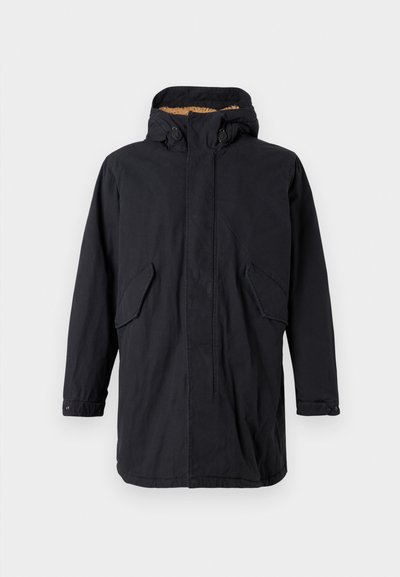 Parka noire avec capuche, dotée d'une fermeture éclair et de boutons-pression, de deux poches avant et d'une doublure intérieure douce. Design épuré et coupe droite.