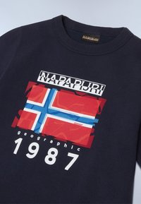 Felpa blu navy con stampa grafica della bandiera norvegese in rosso, bianco e blu, con "NAPAPIJRI" e "1987" in testo bianco.