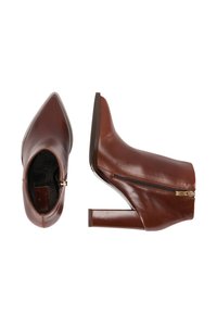 Braune Leder-Stiefeletten mit spitzem Zehenbereich, seitlichem Reißverschluss und dicken Absatz. Glatte Textur mit minimalistischem Design und dunkler Sohle.