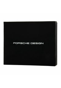 Zwarte rechthoekige doos met een matte afwerking. "PORSCHE DESIGN" is prominent weergegeven in witte, moderne typografie.