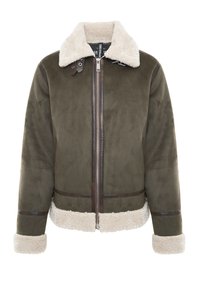 Veste en shearling vert olive avec un col crème duveteux, des accents en cuir marron et une fermeture éclair ; présente une texture douce et une coupe raccourcie.