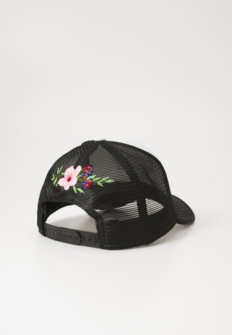 New Era Trucker Mesh Cap in Bundle with Urbandreamz Bandana, Los