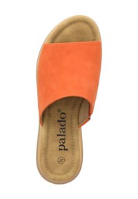 Sandale glissante orange avec une tige en suède doux, semelle intérieure rembourrée beige et un design simple à bout ouvert. Logo imprimé sur la semelle.