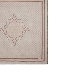 Bufanda de color beige con estampado que presenta un diseño central de estrella, detalles intrincados y un borde con flecos. Bordes resaltados con acentos marrones.