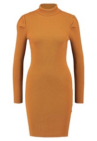 Žebrované šaty s dlouhým rukávem a rolákem v jednobarevné hořčicově žluté. Ušitý silueta s výraznými ramenními akcenty, délka do poloviny stehna.