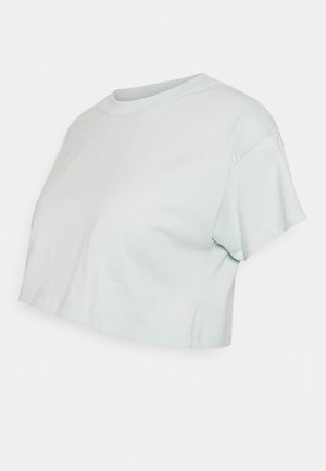 Prosty, biały krótki T-shirt z okrągłym dekoltem i luźnym krojem, przedstawiony na białym tle.