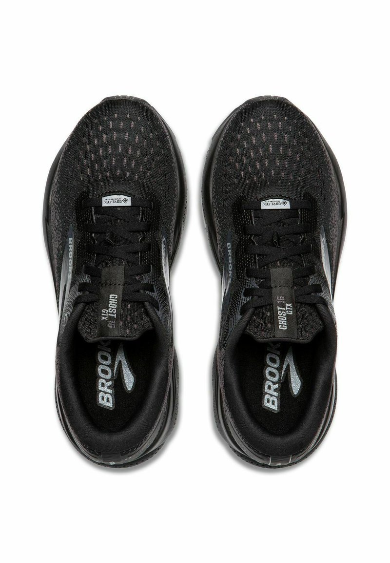 Schwarze Laufschuhe mit einem Obermaterial aus Mesh, das ein strukturiertes Muster aufweist, Schnürsenkel und reflexive Akzente. Branding auf der Zunge und den Innensohlen.