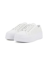 Sneakers bianchi a piattaforma realizzati in pelle liscia con tomaia in tessuto a motivo. Presentano lacci piatti e una suola in gomma testurizzata.