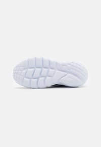 Semelle en caoutchouc blanche avec un motif en grille texturé, présentant un logo Nike proéminent et des contours sculpturaux pour l'adhérence et le soutien.