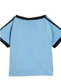 T-shirt azzurro chiaro a maniche corte con dettagli neri lungo il colletto e le maniche, caratterizzato da una texture liscia e una vestibilità casual.
