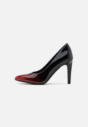 Zapato de charol de tacón alto con punta afilada, que presenta un diseño en bloques de color negro y rojo y un elegante tacón stiletto.