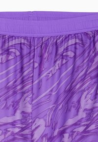 Shorts sportivi viola con fascia elastica in vita, tessuto testurizzato e un motivo astratto vivace in diverse tonalità di viola.