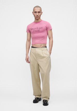 Carne Bollente, SOUNDS GAY IN BABY UNISEX - T-shirt con stampa - off-pink