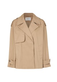 Beige trenchcoat med dobbeltrække design, bred krave og sidelommer. Har knaplukning ved ærmerne og skulderlapper. Glat stof.