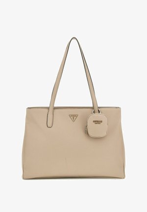 Sac fourre-tout beige avec longues poignées, en matériau synthétique texturé, fermeture zippée sur le dessus, accent logo et petite pochette détachable sur le côté.