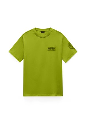 T-shirt vert vif à manches courtes et col rond, avec un petit patch logo rectangulaire sur la poitrine et une impression de logo circulaire sur la manche gauche.