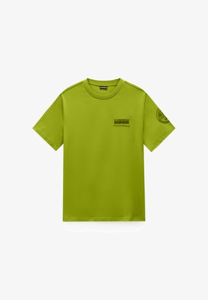 T-shirt verde brillante a maniche corte con collo a giro, con una piccola toppa rettangolare con logo sul petto e stampa circolare del logo sulla manica sinistra.