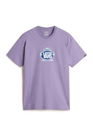 Lavendelfärgad t-shirt med rund hals i bomull, med en tecknad logotyp med ordet "VANS" i blått och vitt på framsidan. Korta ärmar.