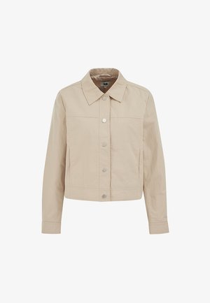 Veste courte beige à manches longues, col pointu et boutons-pression argentés à l'avant sur un fond uni.
