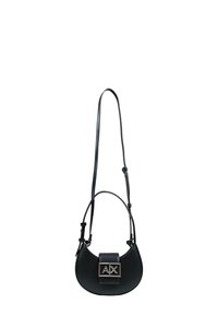 Sac à main en cuir noir avec une forme courbée et une bandoulière réglable. Il est équipé d'une boucle argentée avec le logo "AX" et présente une texture lisse.