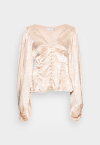 Blusa de cetim em pêssego claro com mangas longas e bufantes e um decote em V profundo. Apresenta um padrão floral e botão frontal, oferecendo um acabamento texturizado.