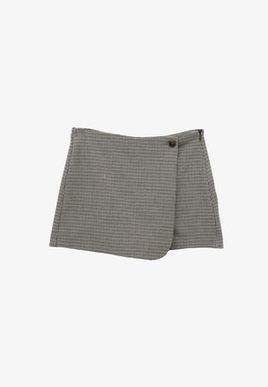 Minifalda a cuadros en blanco y negro con diseño envolvente, que cuenta con un cierre de botón en el lado izquierdo y una textura suave.