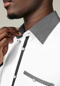 Next TEXTURED TRIMMED REGULAR FIT SINGLE CUFF - Ing - off white