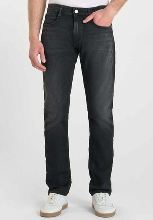 Schwarze Denim-Jeans mit geradem Bein, fünf Taschen und einem Knopfverschluss. Der Stoff hat einen leichten Glanz und eine glatte Textur.