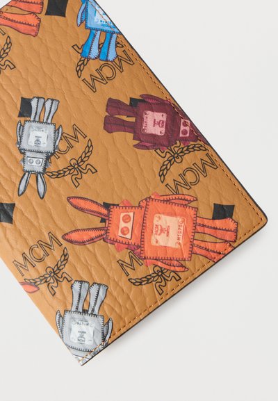 Rjava usnjena denarnica z igrivim vzorcem pisanih, ilustriranih zajcev in logotipom "MCM", z teksturirano površino in kontrastnim šivanjem.