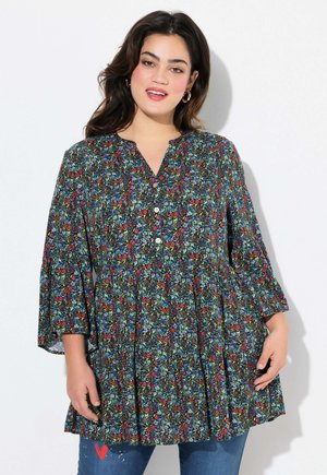 Blusa negra con estampado floral, escote en V, detalles de botones y mangas acampanadas. Presenta un colorido patrón floral en una tela ligera.