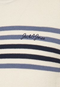 Gestreifter Strickpullover in Marineblau, Hellblau und Cremefarben; mit dem gestickten Logo "Jack & Jones" auf der Brust.