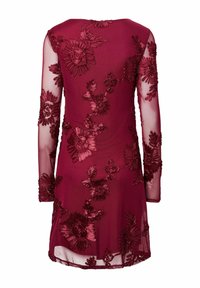 Burgundské šaty s dlouhými průsvitnými rukávy. Obsahují jemnou květinovou výšivku a mírně zakřivený lem. Hladká textura s lehkým materiálem.