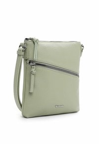 Borsa a tracolla in pelle verde chiaro con superficie texture, dotata di una tasca frontale con zip e di una tracolla regolabile.