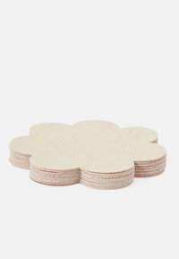 Stapeltje beige, bloemvormige zelfklevende pleisters met een gestructureerd oppervlak op een witte achtergrond.