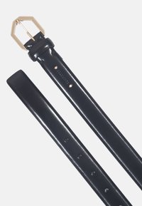 Cintura in pelle nera con fibbia esagonale dorata, texture liscia, molteplici fori per la regolazione e design minimalista.