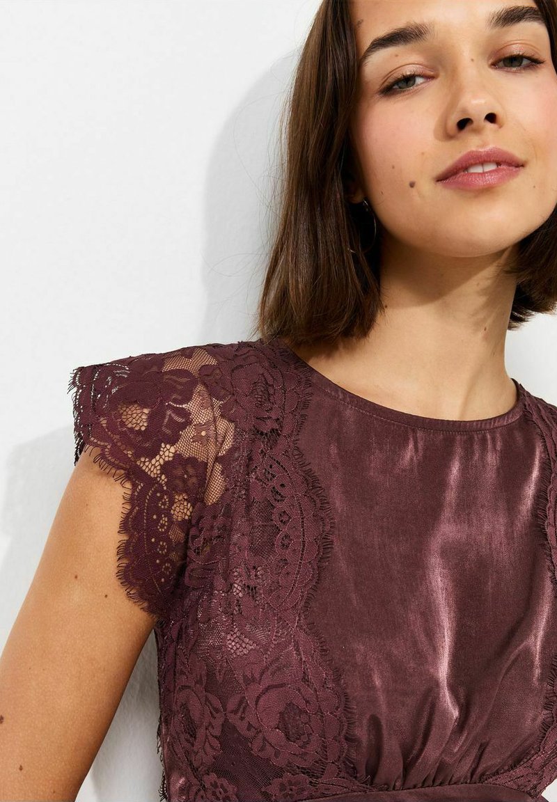 twist front bodycon dress Color for the bottom-sides:Wenge Chic Twist Front Midi dusk Ariana Grande Is Quietly