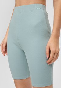 Lichtblauwe geribbelde fietshorts met een hoge taille en een subtiele logo-tag, gemaakt van rekbaar materiaal voor comfort en vrijheid van beweging.