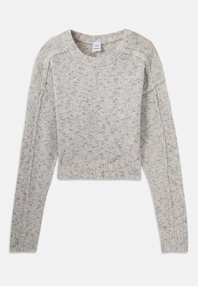 Világosszürke, rövid fazonú pulóver, textúrált kötött anyagból készült. Kerek nyakkal, hosszú ujjal, valamint bordázott mandzsettákkal és aljjal rendelkezik.