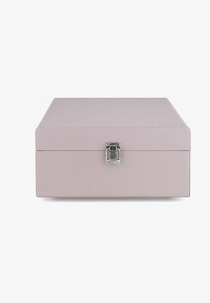 Caja de almacenamiento rectangular de color rosa claro con cierre metálico plateado en la parte frontal, cerrada, sobre un fondo blanco.