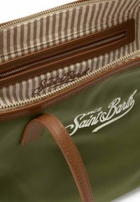 Bolsa verde con asa y cremallera de cuero marrón, con el logo blanco "Saint Barth" y forro interior a rayas beige con bolsillo con cremallera.