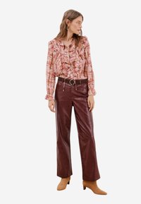 Nevybráno, bordeaux