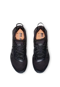Schwarze Sportschuhe mit einem Obermaterial aus Mesh, strukturierten Mustern, verstärkter Zehe und reflektierenden Akzenten. Ausgestattet mit stabilen Schnürsenkeln und Ziehschlaufen.