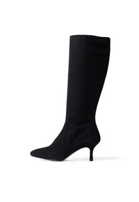 Botine negre din suede până la genunchi, cu vârf ascuțit și toc subțire de înălțime medie, expuse pe fundal alb.