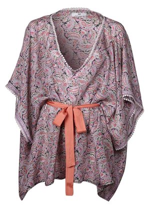 Blouse ample à motif cachemire avec manches larges, bordure festonnée et ceinture en tissu couleur pêche nouée à la taille.