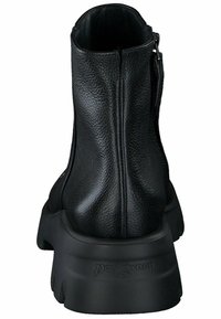 Botines negros de cuero texturizado con suela de goma. Presentan un cierre lateral y el nombre de la marca en relieve en el tacón.
