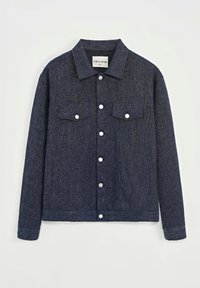 Veste en denim bleu foncé avec un col, fermeture à boutons sur le devant, deux poches poitrine et tissu texturé. Des boutons argentés accentuent le design.